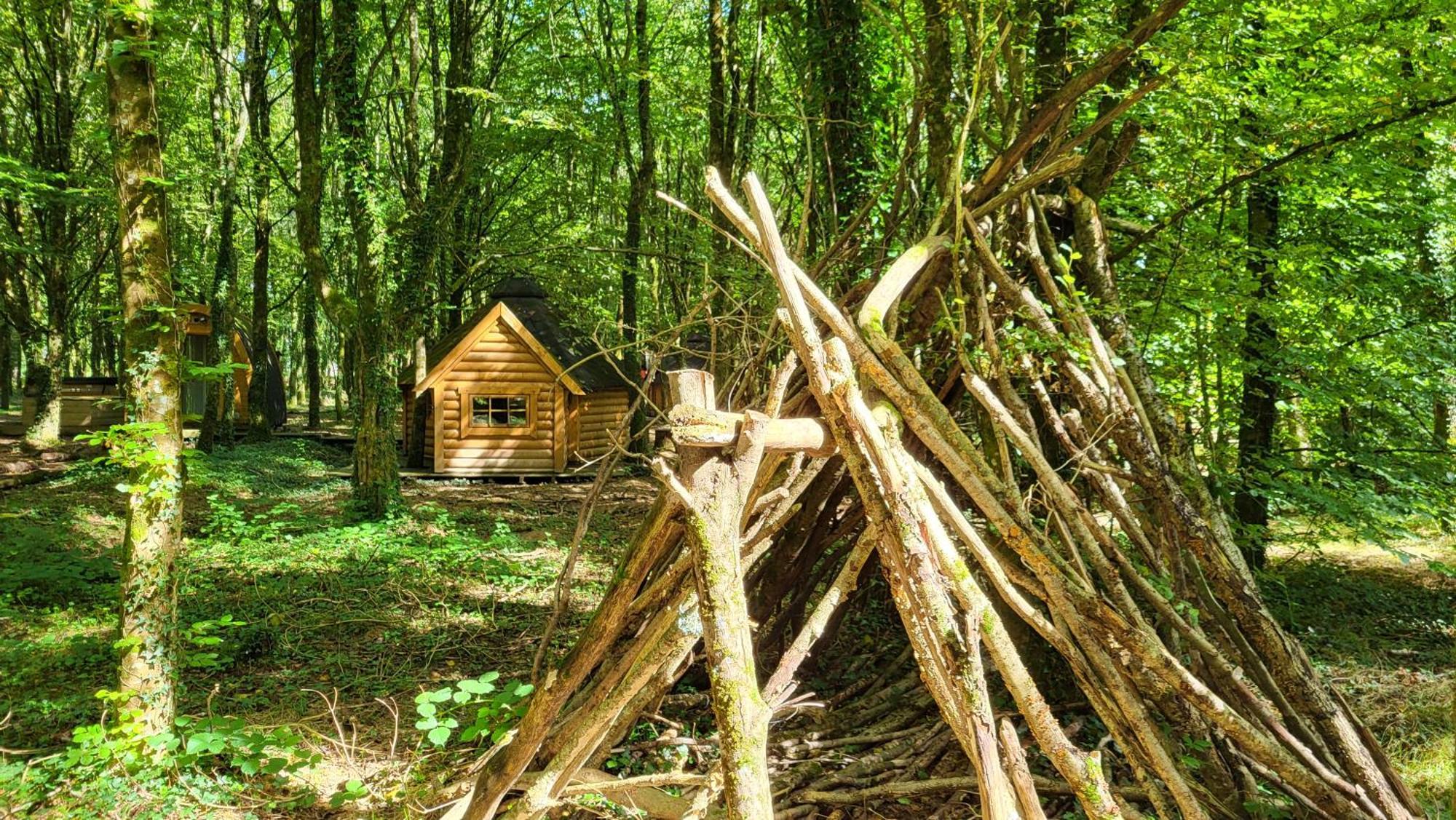 Le Domaine Insolite De Broceliande Пампон Екстериор снимка